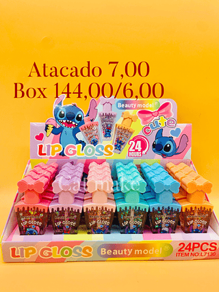 Beauty model lip golss